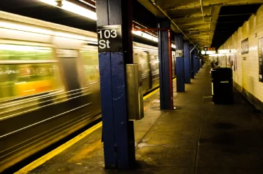 ¿Cuál es el límite de tiempo para presentar una demanda, después de un accidente de tren en Nueva York?